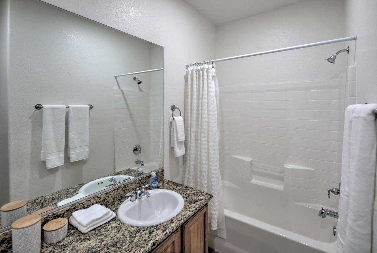 Desert Condo With Pool About 3 Miles To Colorado River! Bullhead City Bagian luar foto